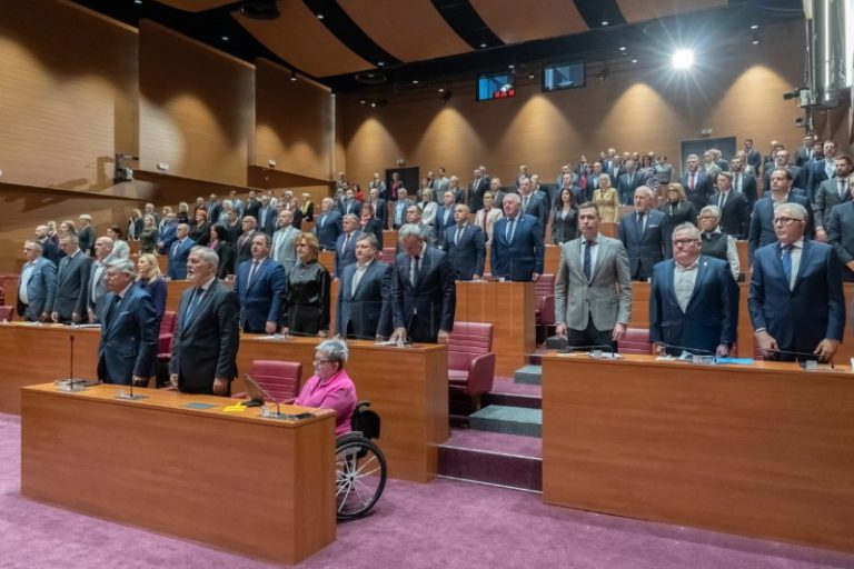 Hrvatski sabor minutom šutnje odao počast žrtvama genocida u Srebrenici