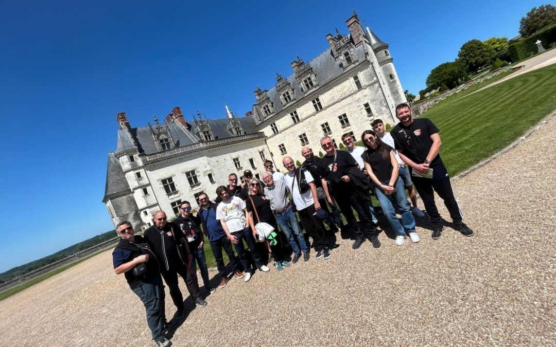 Glazbeni mostovi: Varaždinski tamburaški orkestar oduševio publiku i darovao povijesnu nošnju muzeju u Francuskoj