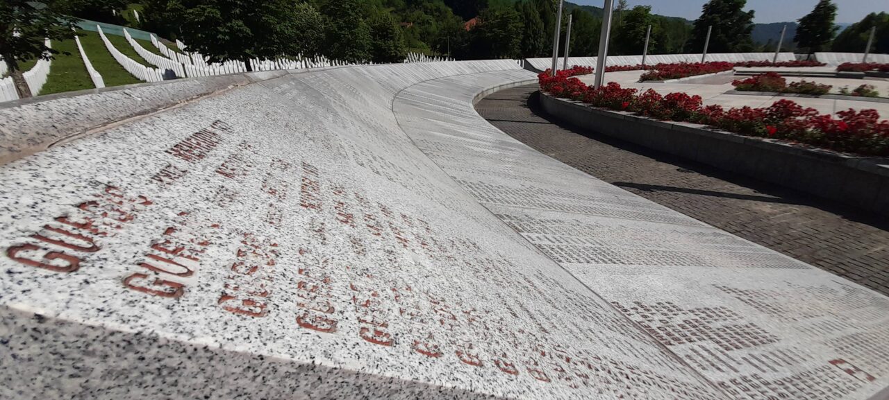 MEMORIJALNI CENTAR SREBRENICA – POTOCARI