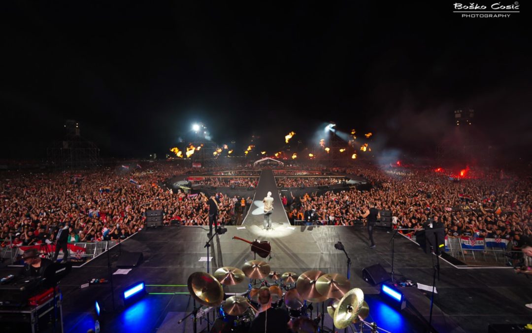 Thompson započeo spektakl u kasnim satima: Koncert otvorio hitom “Ustani iz sjene”
