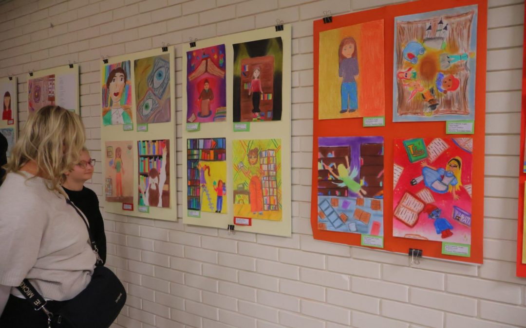 Otvorena izložba pristiglih radova „Tihi junaci među knjigama – knjižnice i knjižničarke u našem svijetu“