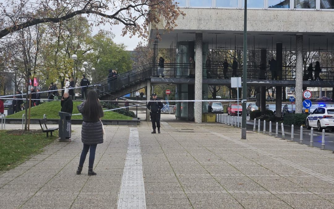 Dojava o bombi u Gradskom poglavarstvu i Osnovnoj školi Jelkovac – u tijeku hitna evakuacija