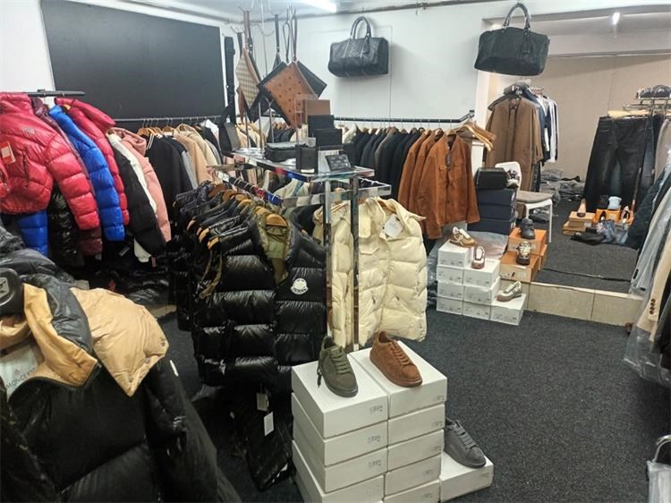 VELIKA AKCIJA CARINE: Zaplijenjeno preko 1400 krivotvorenih odjevnih predmeta, obuće i modnih dodataka