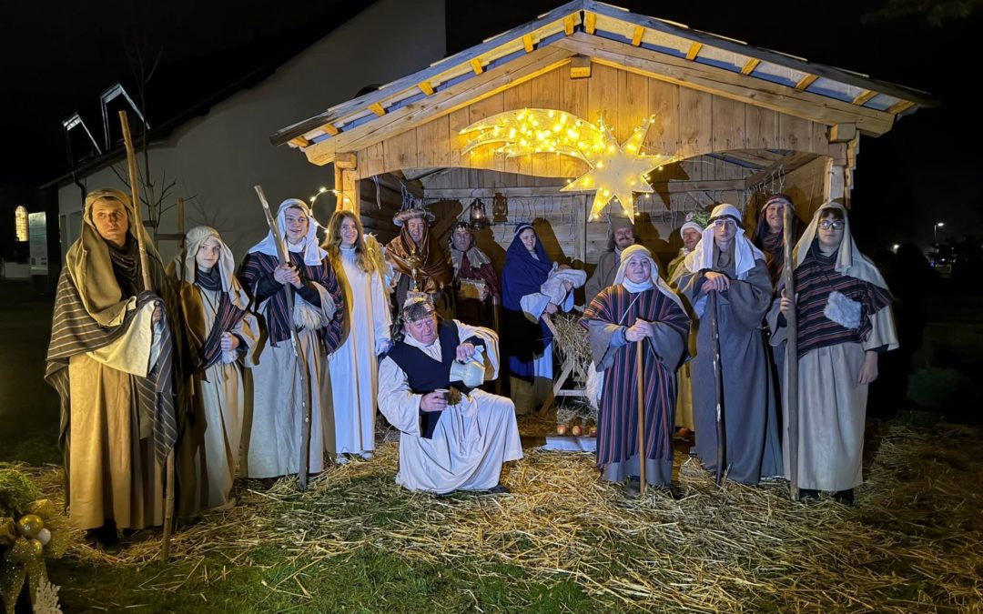 BOŽIĆNA ČAROLIJA U PODTURNU: Žive jaslice i pjesma zborova oduševili brojne mještane