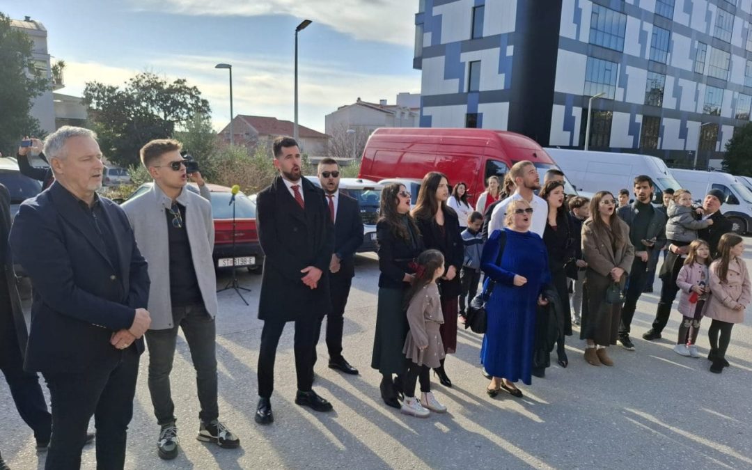 Thompson zapjevao bolesnima pod prozorima KBC-a Split