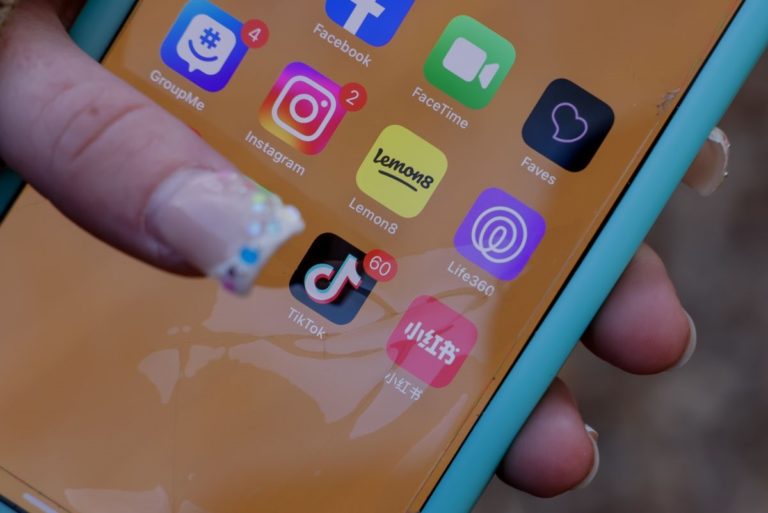 Instagram i Facebook pod povećalom zbog dizajna koji potiče ovisnost