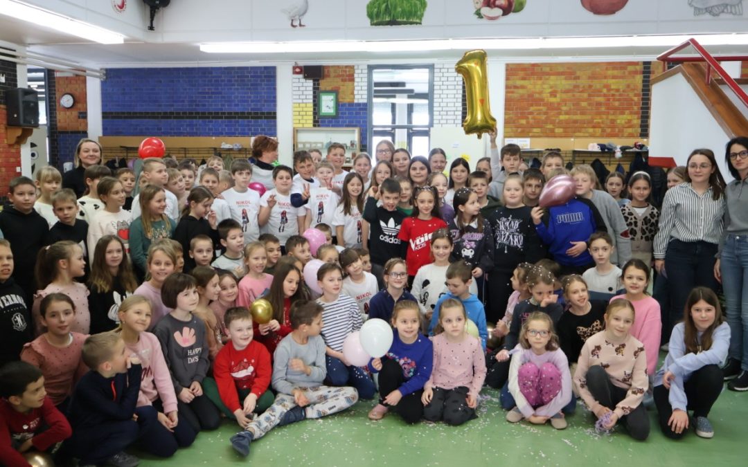 Suze radosnice i pjesma u školskom holu: Prijatelji iz razreda dočekali Nikol Kutnjak uz balone i zagrljaje