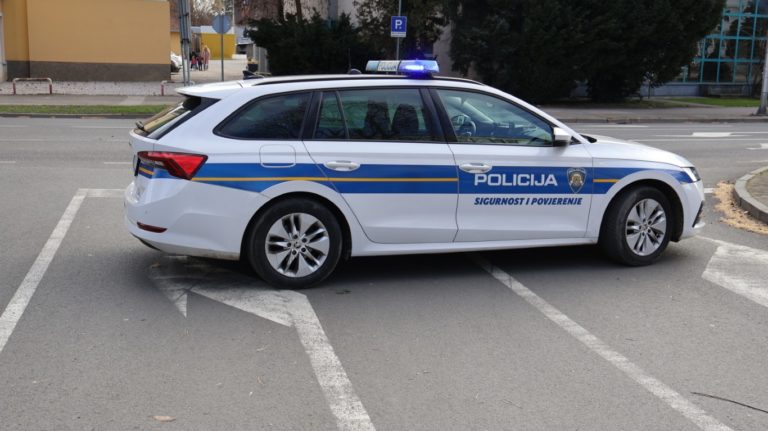 Ostavio ključeve u automobilu pa ostao bez njega