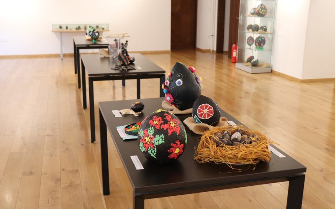 FOTO: Otvorena izložba dječjih radova inspirirana umijećem izrade crnih pisanica