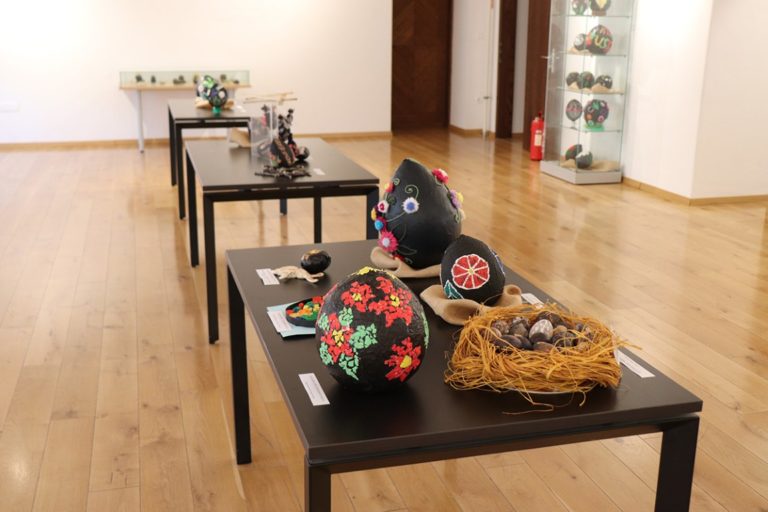 FOTO: Otvorena izložba dječjih radova inspirirana umijećem izrade crnih pisanica