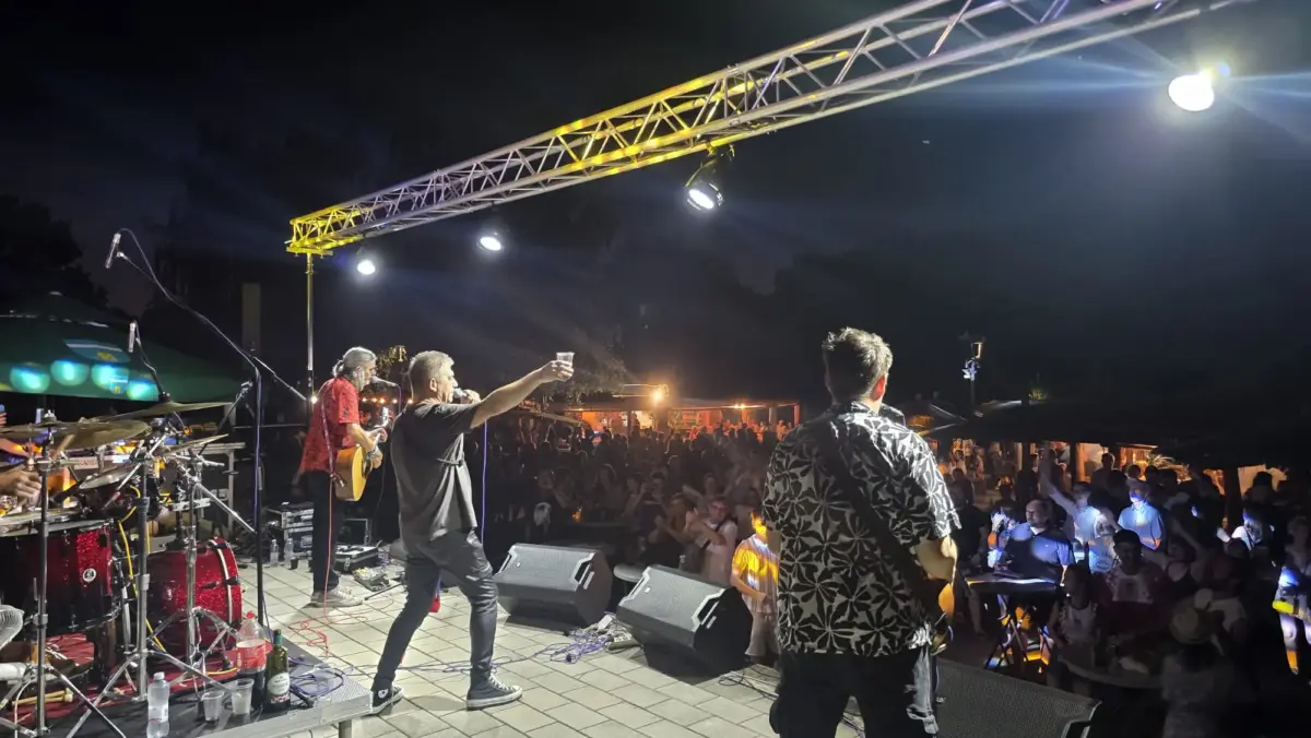 SPEKTAKL U MURSKOM SREDIŠĆU: Prepuna Šetnica pjevala bezvremenske hitove Daleke obale i proslavila prolazak Vatrenih!