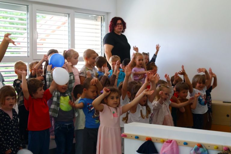Dječji vrtić „Cvrčak“ postao galerija: Učenici oslikali zidove muralima iz slikovnica
