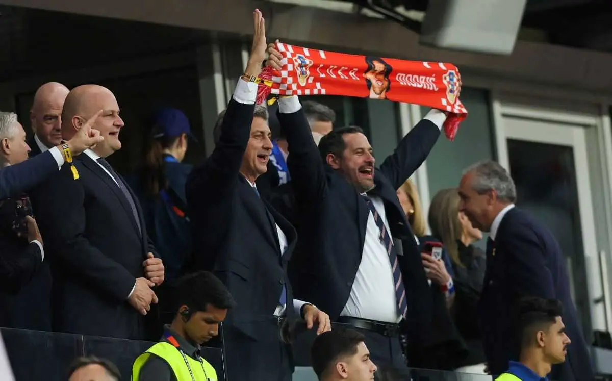 Hrvatski-premijer-s-minsitrima-slavi-pogodak-budimira-1