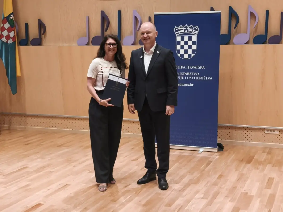Ministar Šipić uručio ugovore vrijedne 35 tisuća eura Ljerki Cividini za obnovu dječjih igrališta