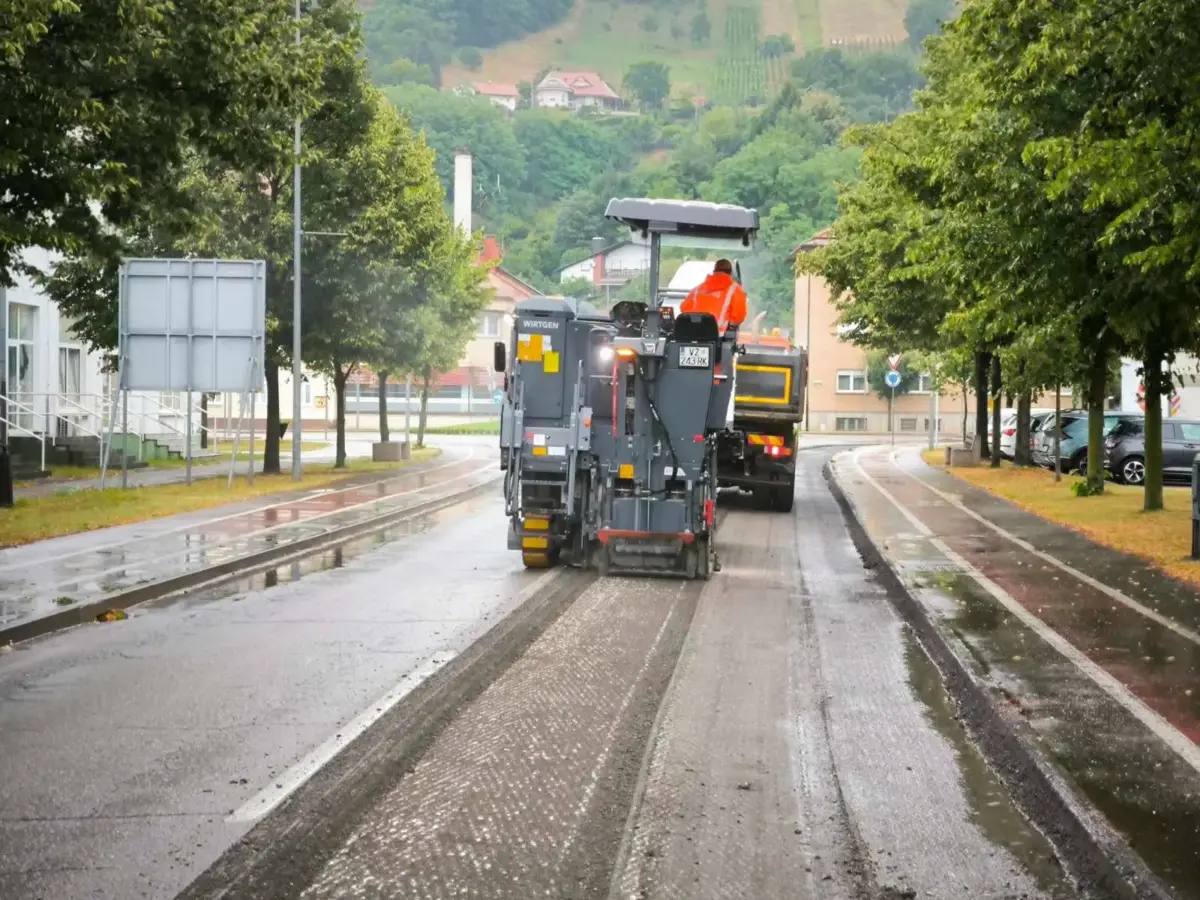 U Lendavi se nastavljaju radovi kod Trga ljudske pravice: Freza se asfalt na prometnom kružnom toku