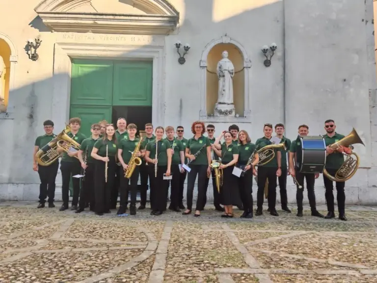 Glazbeno spajanje sjevera i juga: Puhački orkestar Općine Nedelišće oduševio posjetitelje u Skradinu