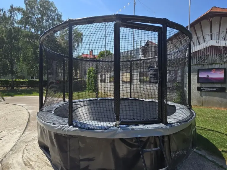 Obnovljen trampolin u parku u Lendavi ponovno dostupan građanima
