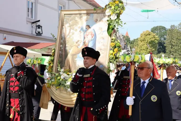 SREDIŠNJI DOGAĐAJ PORCIJUNKULOVA Tradicionalnom procesijom i misnim slavljem u Čakovcu obilježen blagdan Gospe od Anđela