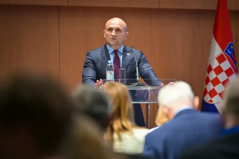 Anušić na konferenciji diplomata: Hrvatska ima jedan od najuspješnijih modela vojne obuke u Europi