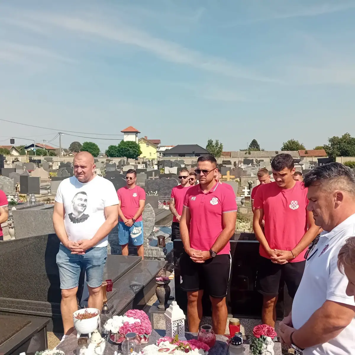 Nogometna obitelj odala počast Nikoli Pokrivaču: Bratstvo Jurovec i Vojnić položili cvijeće na njegovu posljednjem počivalištu