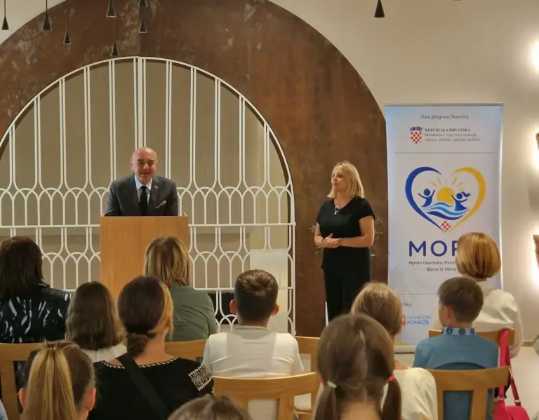 Ministar Ružić posjetio ukrajinsku djecu u Umagu: “Poučeni vlastitim ratnim iskustvom, moramo im pružiti sigurnost i oporavak”