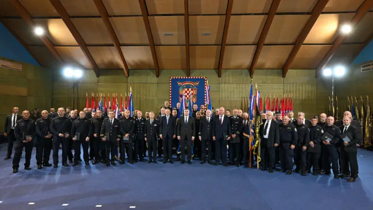Velika svečanost u vojarni 1. gardijski zbor: Predsjednik Milanović odlikovao najistaknutije hrvatske policajce i postaje!
