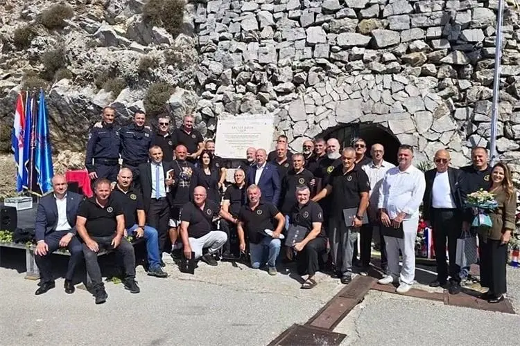 35. obljetnica akcije Rota: Na Pelješcu otkriveno spomen-obilježje u čast braniteljima hrvatskoga juga