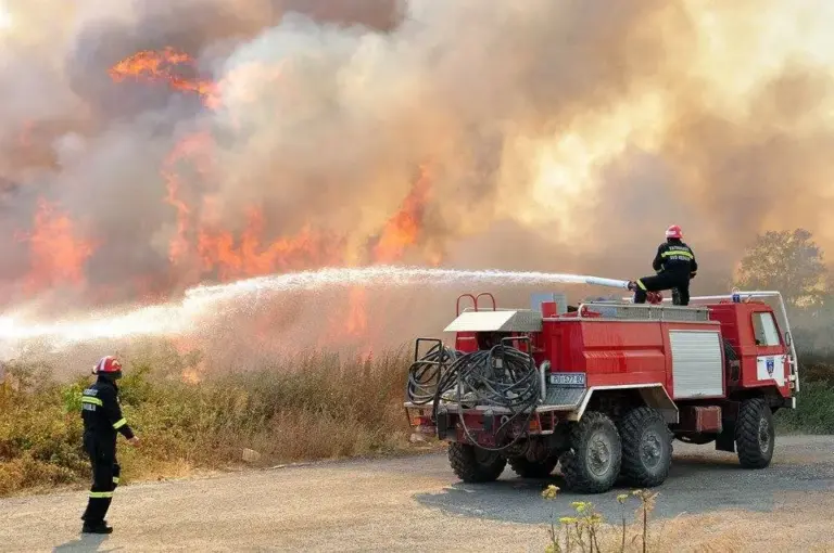 SOLIN: Izbio požar na području Ninčevića iznad Solina, gasilo ga 95 vatrogasaca