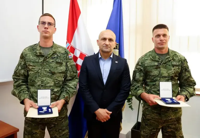 Ministar Anušić odlikovao hrvatske vojnike: U Litvi iz gorućeg automobila spasili čovjeka
