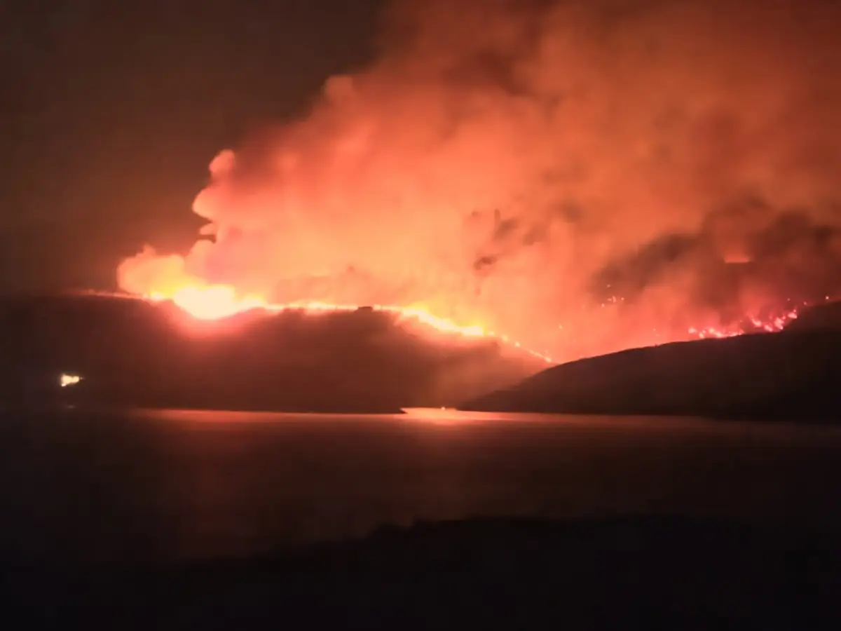 Drama kod Ložišća: Više od 200 vatrogasaca i kanaderi bore se s vatrenom stihijom na Braču