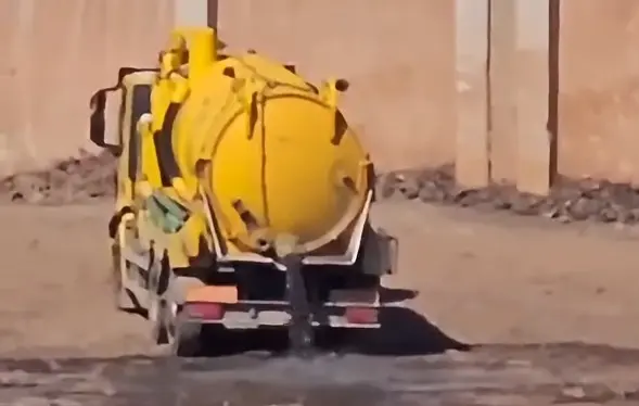 VIDEO Snimka iz pulske cementare izazvala buru: Kamion uz more ispustio tamni mulj