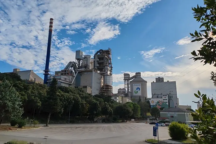Holcim Hrvatska potvrdio – prva pošiljka otpada iz Gospića prerađena i iskorištena u cementari Koromačno