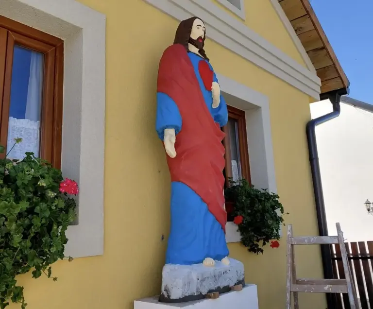 Gotovo stoljeće star kip Florijana Andrašeca: „Srce Isusovo“ dobiva novi život u Etno kući Gardinovec