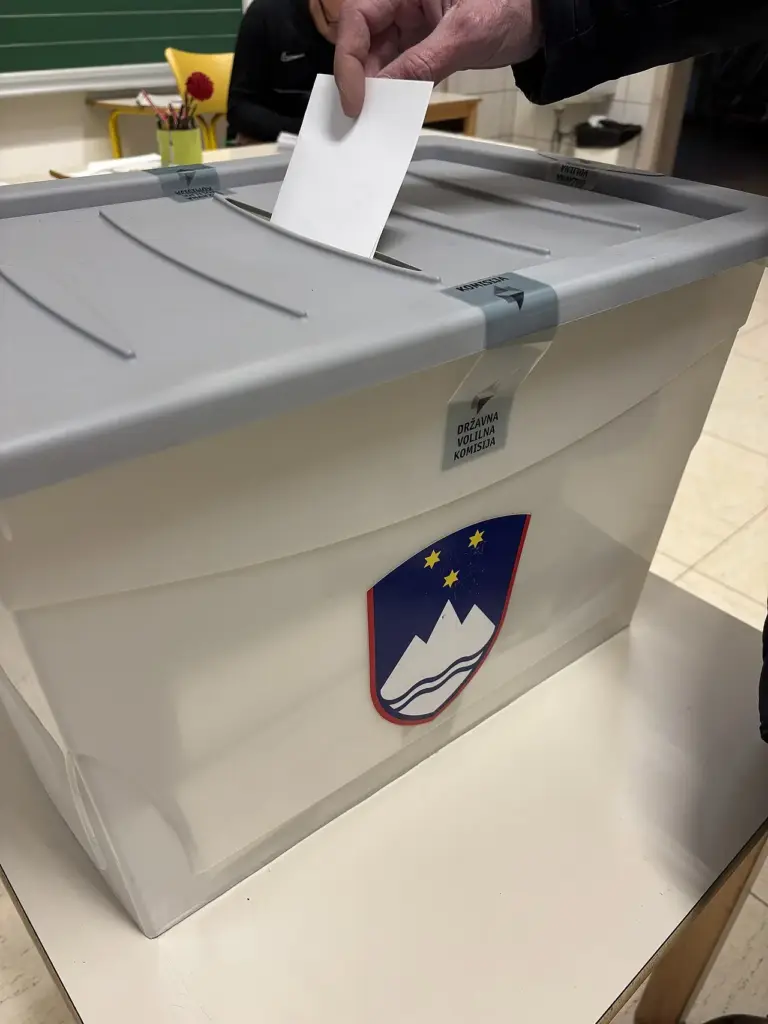 Otvorena birališta u Sloveniji: Odlučuje se o ovlastima politike, javnoj televiziji i pravima stranaca