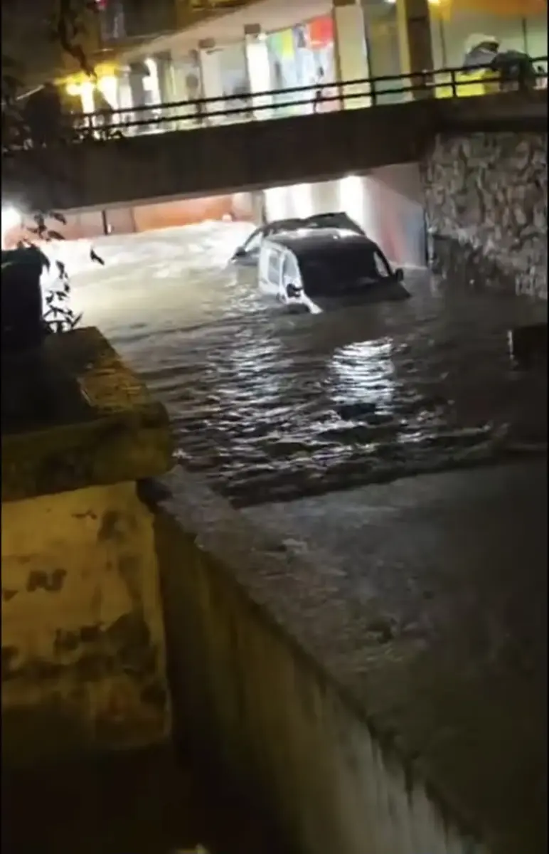 KAOS U DALMACIJI Snažno nevrijeme potopilo Split i okolicu: Bujice izbijale šahtove, ceste pod vodom