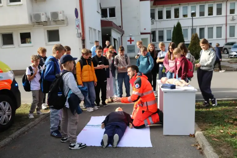 FOTO U Lendavi građani učili oživljavanje i korištenje defibrilatora