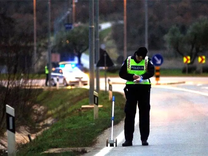 Ukrajinac s 2,07 promila i bez vozačke srušio stup rasvjete, policija ga uhitila, no sudac ga pustio na slobodu